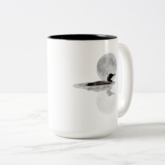 Loon Swims in der Mondlichtkaffee-Tasse Zweifarbige Tasse (VorderseiteRechts)