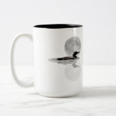 Loon Swims in der Mondlichtkaffee-Tasse Zweifarbige Tasse (Links)