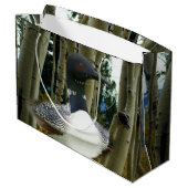 Loon Wilderness Große Geschenktüte (Rückseite Schrägansicht)