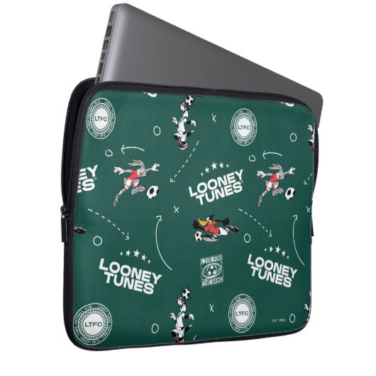 LOONEY TUNES™ Soccer Playbook Pattern Laptopschutzhülle (Vorne Rechts)