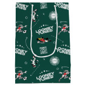 LOONEY TUNES™ Soccer Playbook Pattern Mittlere Geschenktüte (Rückseite)