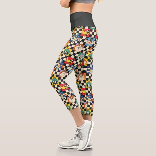 LOONEY TUNES™ Zeichen auf Schwarz/Weiß-Schachbrett Capri Leggings (Links)
