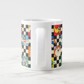 LOONEY TUNES™ Zeichen auf Schwarz/Weiß-Schachbrett Jumbo-Tasse (Rückseite)