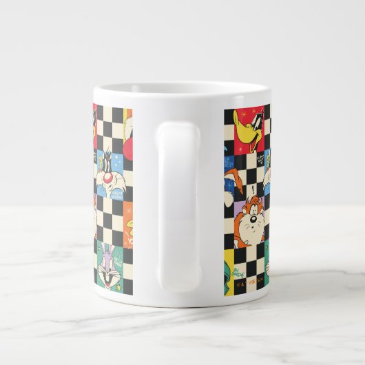LOONEY TUNES™ Zeichen auf Schwarz/Weiß-Schachbrett Jumbo-Tasse (Rückseite)