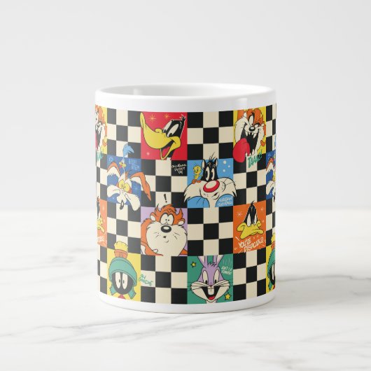 LOONEY TUNES™ Zeichen auf Schwarz/Weiß-Schachbrett Jumbo-Tasse (Vorderseite)