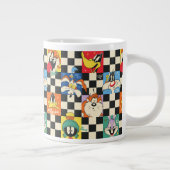 LOONEY TUNES™ Zeichen auf Schwarz/Weiß-Schachbrett Jumbo-Tasse (Rechts)