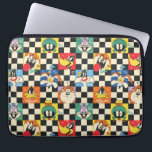 LOONEY TUNES™ Zeichen auf Schwarz/Weiß-Schachbrett Laptopschutzhülle<br><div class="desc">LOONEY TUNES™ | Karo dieses lustige Muster mit bunten Looney Tunes Charakteren über einen Schachbrett Hintergrund!</div>