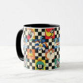 LOONEY TUNES™ Zeichen auf Schwarz/Weiß-Schachbrett Tasse (Vorderseite Links)