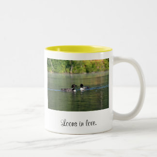 Loons in der Liebe Zweifarbige Tasse