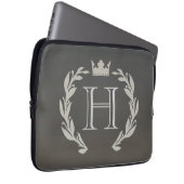 Lorbeer-Kranz-Monogramm Laptopschutzhülle (Vorne Rechts)