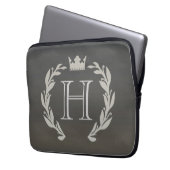 Lorbeer-Kranz-Monogramm Laptopschutzhülle (Vorderseite Links)