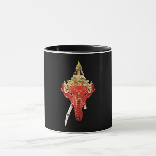 Lord Ganesha in der traditionellen thailändischen  Tasse (Zentrum)