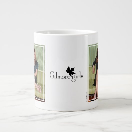 Lorelai & Rory Auf Couchportrait sitzen Jumbo-Tasse (Vorderseite)