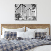Los Angeles, CA View of Biltmore Hotel and Stree Leinwanddruck (Insitu (Schlafzimmer))
