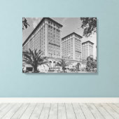 Los Angeles, CA View of Biltmore Hotel and Stree Leinwanddruck (Insitu (Holzboden))