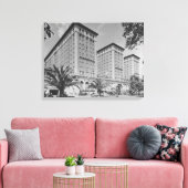 Los Angeles, CA View of Biltmore Hotel and Stree Leinwanddruck (Insitu (Wohnzimmer))