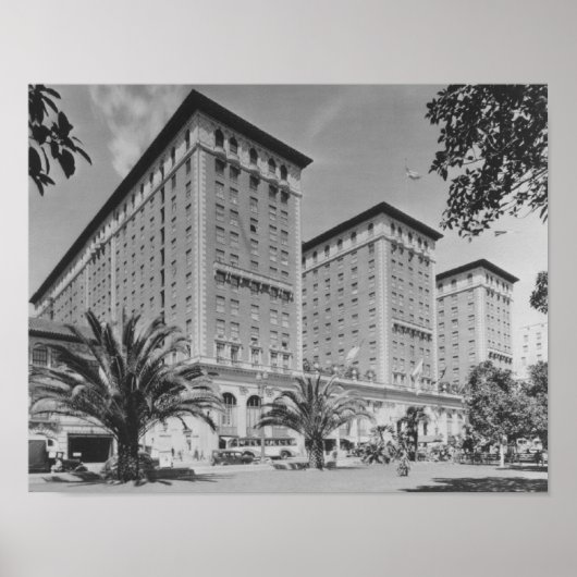 Los Angeles, CA View of Biltmore Hotel and Stree Poster (Vorne)