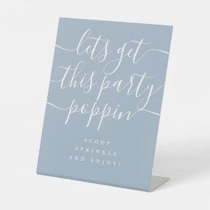 Los geht's, die Party macht Popcorn Bar Dusty Blue Sockelschild