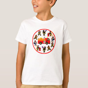 Löschfahrzeug mit beschäftigten Feuerwehrmänner T-Shirt