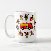 Löschfahrzeug mit beschäftigten Feuerwehrmännern Kaffeetasse (Links)