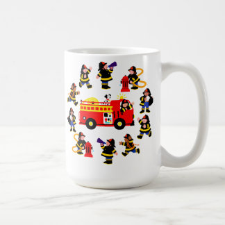 Löschfahrzeug mit beschäftigten Feuerwehrmännern Kaffeetasse