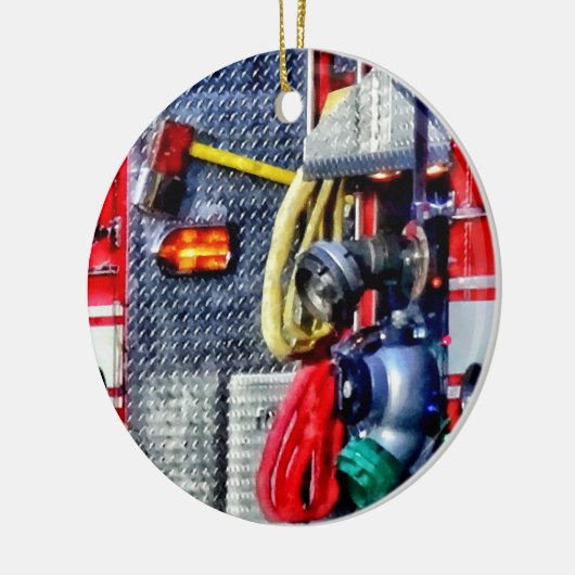 Löschfahrzeug mit Schläuchen und Axt Keramikornament (Links)
