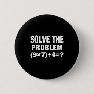 Löse das Problem (9×7)+4=_ Lustiger Mathelehrer Button