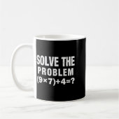 Löse das Problem (9×7)+4=_ Lustiger Mathelehrer Kaffeetasse (Links)