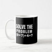 Löse das Problem (9×7)+4=_ Lustiger Mathematiklehr Kaffeetasse (Links)