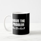 Löse das Problem – Lustige Mathe-Gleichung (9×7)+4 Kaffeetasse (Links)