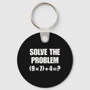 Löse das Problem – Lustige Mathe-Gleichung (9×7)+4 Schlüsselanhänger