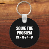 Löse das Problem – Lustige Mathe-Gleichung (9×7)+4 Schlüsselanhänger (Vorderseite)