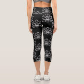 Lotus 3 Scattered Black Background Capri Leggings (Rückseite)