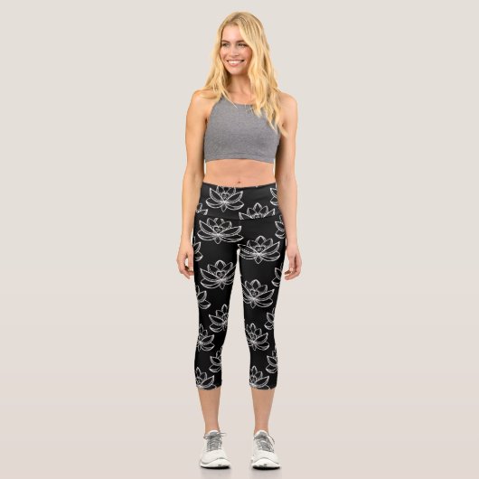 Lotus 3 Scattered Black Background Capri Leggings (Vorderseite)