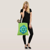 Lotus Blume Mandala, Lime Green und Light Blue Tasche (Am Model)