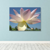 Lotus Blume und Blue Sky II Leinwanddruck (Insitu (Holzboden))