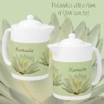 Lotus Floral Wasserlilie Botanische Pastelle Green<br><div class="desc">Eine pastellgelbe und grüne Lotus-Wasserlilie schmückt diesen schicken Teekessel. Das ist ein wunderschönes,  ruhiges,  von Zen inspiriertes Design für die Wasserlilie mit Blumen. Der Text kann mit einem Namen oder einem eigenen Text personalisiert sein. Das ist die ursprüngliche botanische Blumenfotografie von JLW_Fotografie.</div>