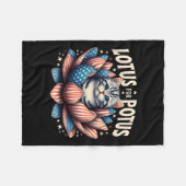 Lotus for Potus US Flag Cat Lovers Kamala Harris Fleecedecke (Vorderseite (Horizontal))
