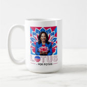 Lotus für Potus Kamala Harris Präsidentschaftskamp Kaffeetasse (Links)