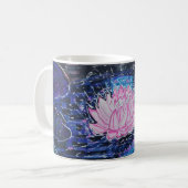 Lotus im dunklen Wasser Kaffeetasse (Vorderseite Links)