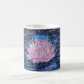 Lotus im dunklen Wasser Kaffeetasse (Mittel)