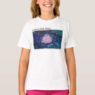 Lotus im dunklen Wasser T-Shirt