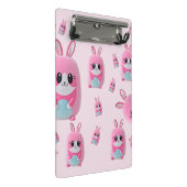 "Lou Lou" Eine kuschelige, rosa Kreatur Mini Klemmbrett (Schrägansicht)