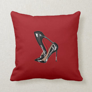 LOUBOUTIN GESTAPELT mit ROTEM Hintergrund Kissen
