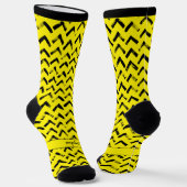Loud Chevron Black and Yellow Name Initials Socken (Gewinkelt)