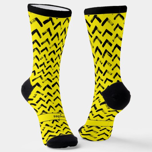Loud Chevron Black and Yellow Name Initials Socken (Gewinkelt)