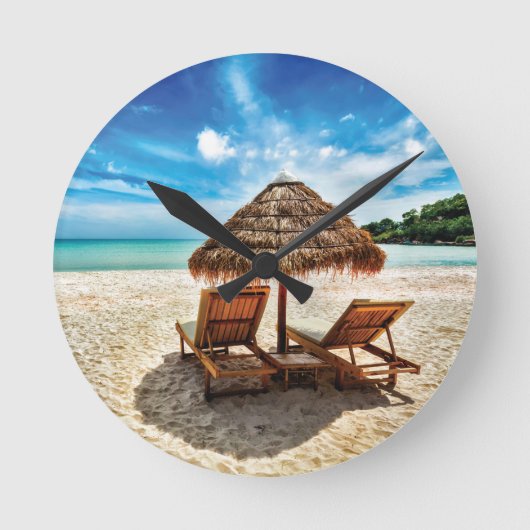 Lounge Chairs Beach throw Pillow Runde Wanduhr (Vorderseite)