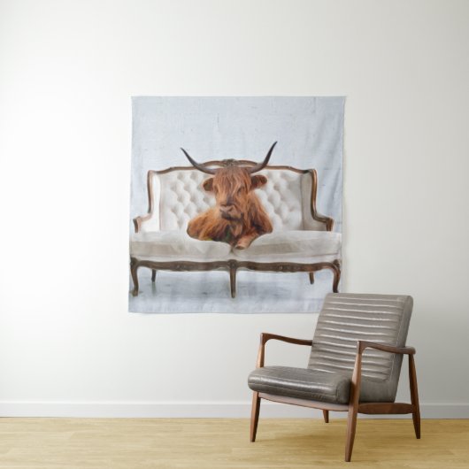 Lounging Highland Cow Tapestry Wandteppich (Beispiel)