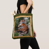 Lounging Tiger Digital Art Tasche (Von Nahem)