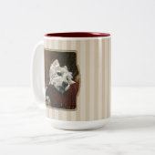 Lounging Westie auf Sofa Zweifarbige Tasse (Vorderseite Links)